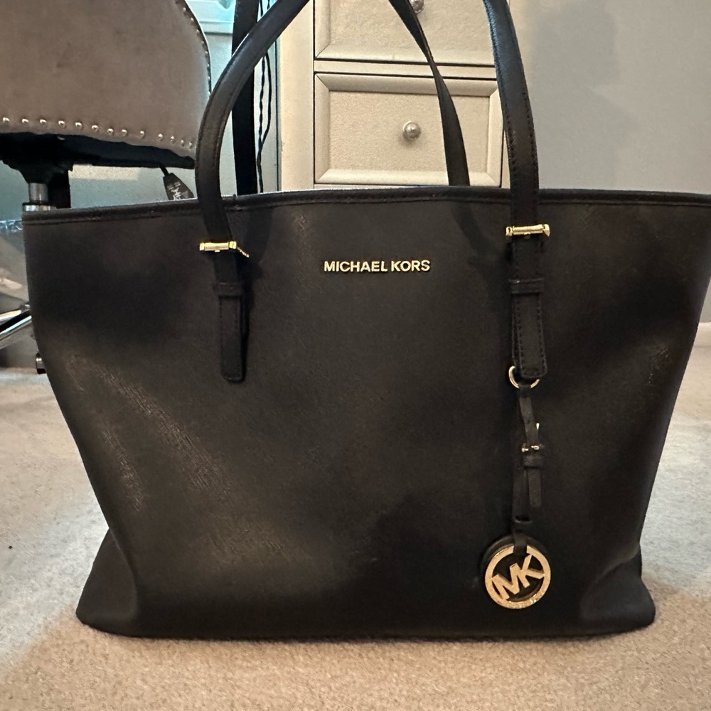 Micheal Kors tote handbag! Comes with dust bag ! Like new barely ever used !